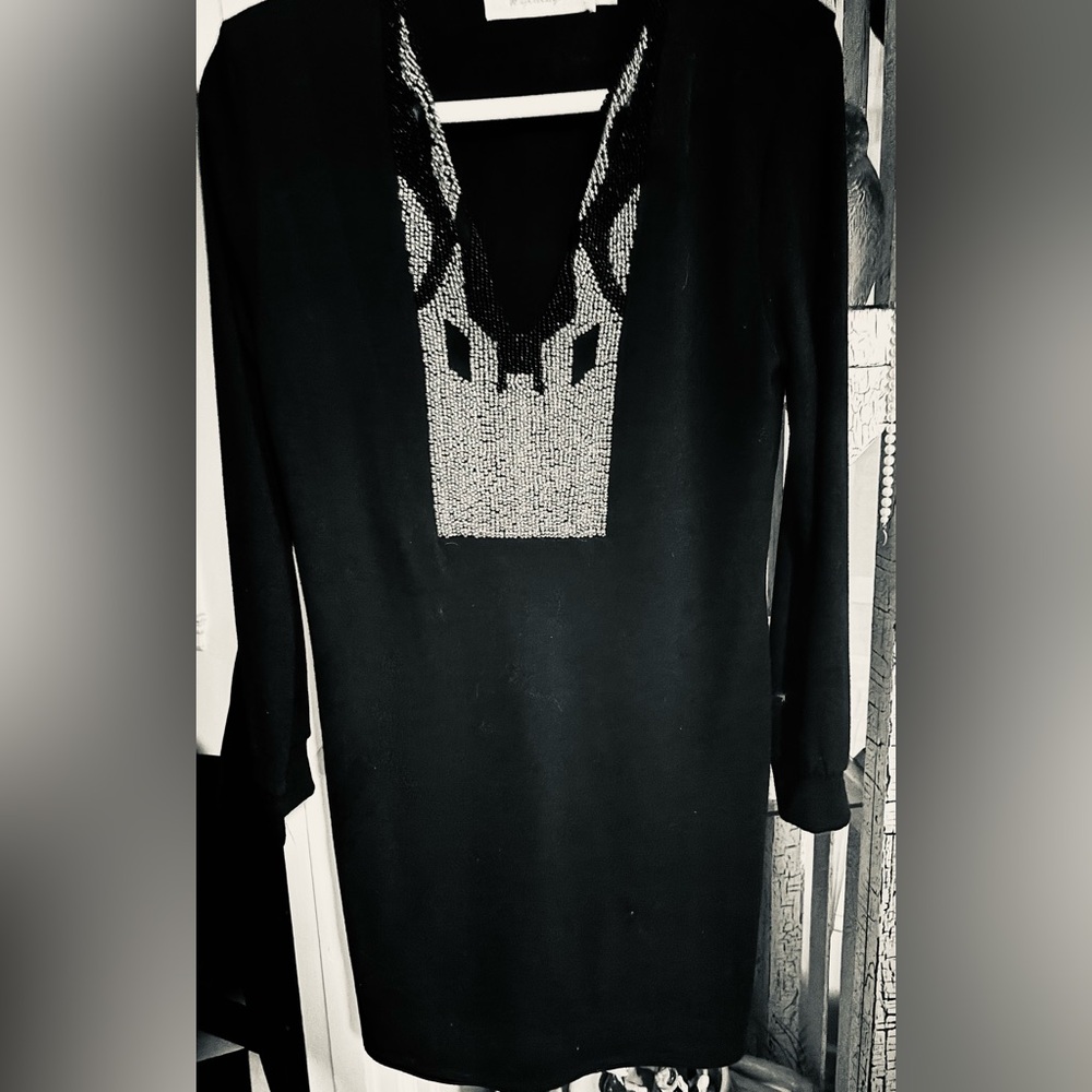 Black Long-Sleeve sweater dress with Beaded Neckline & Subtle Mesh Cutout 
M-l
